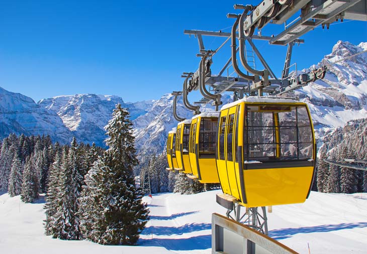 Duurzame wintersport vakantie skilift op zonne-energie
