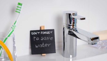 Water besparen in de badkamer met tanden poetsen