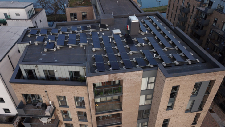 Zonnepanelen op het dak van een huurhuis